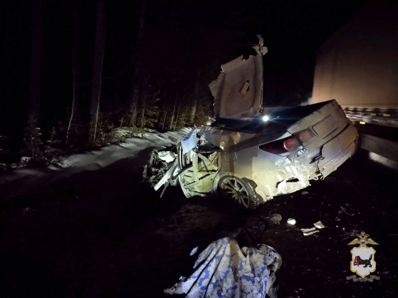 V Shelehovskom Rayone Toyota Vletela V Bolshegruz Na Vstrechke Pogibla 14 Letnyaya Devochka