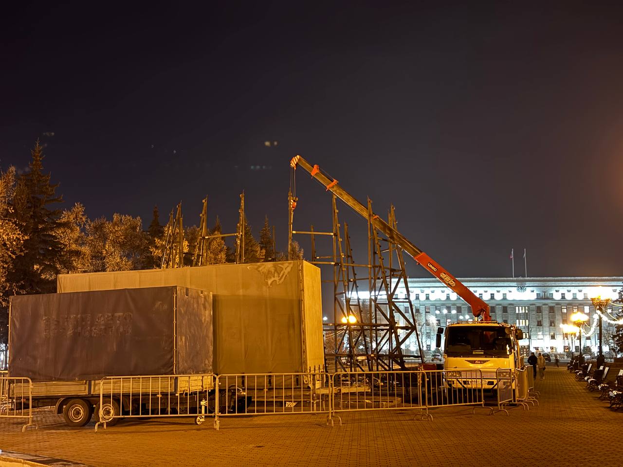 В сквере Кирова в Иркутске устанавливают елку