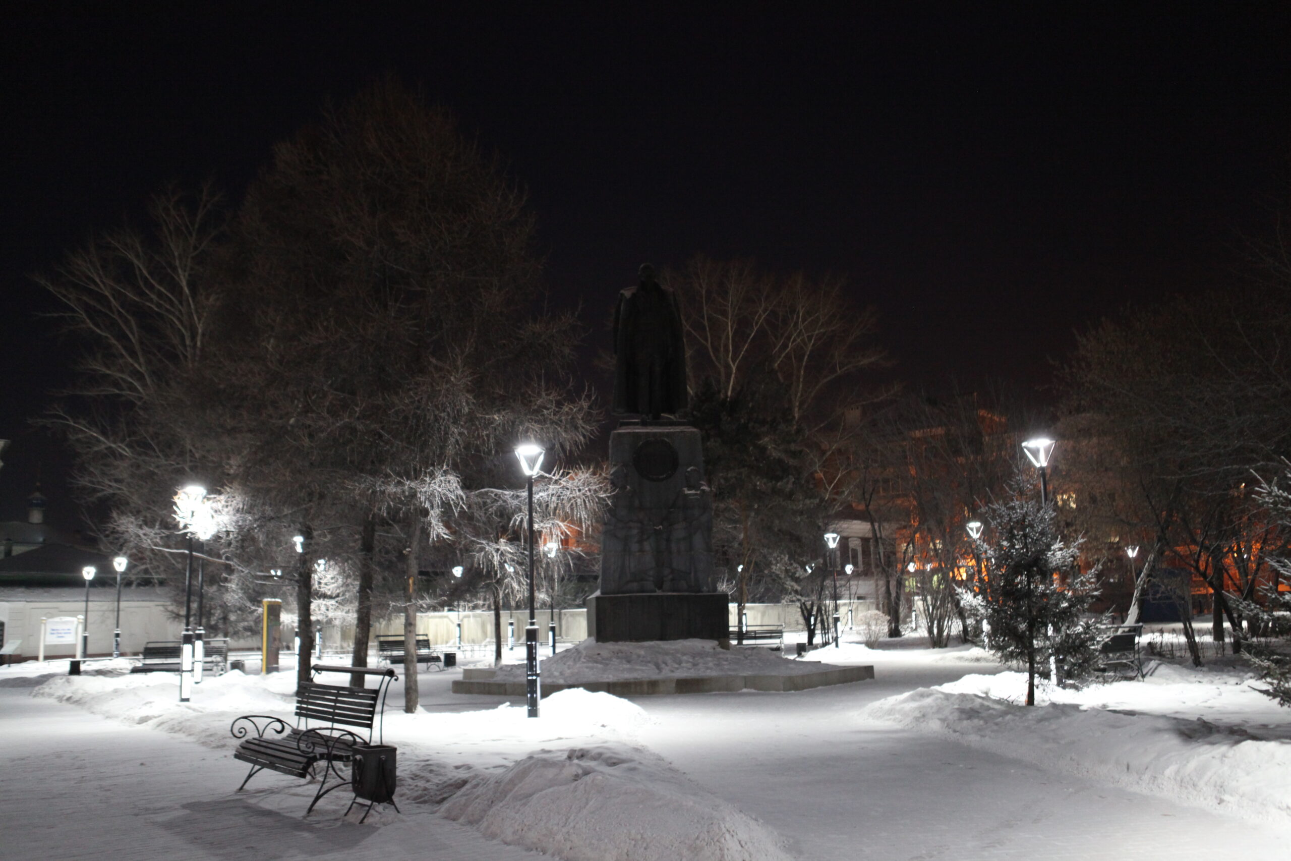 В сквере Знаменского монастыря в Иркутске установили 62 новых фонаря