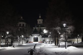 В сквере Знаменского монастыря в Иркутске установили 62 новых фонаря