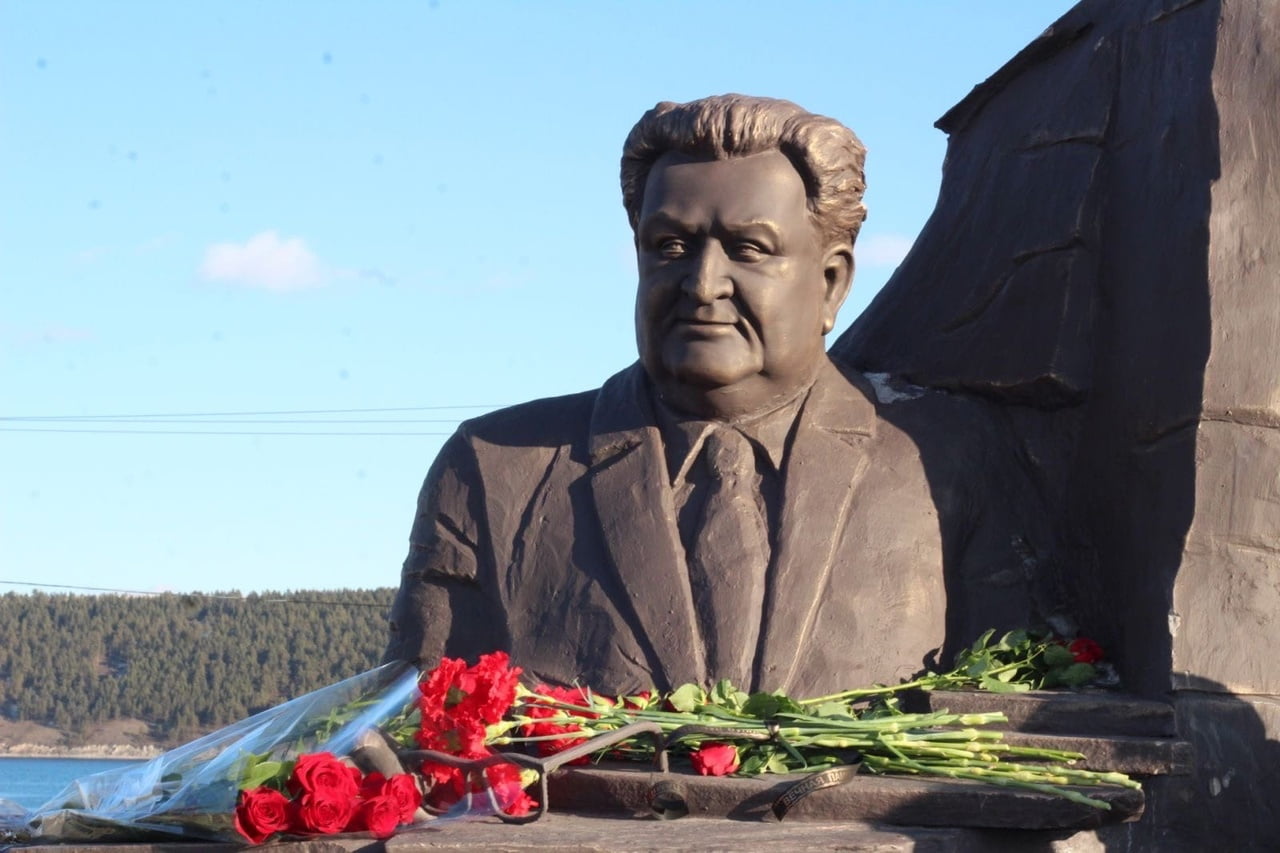 В Свирске открыли памятник известному горожанину Юрию Боброву