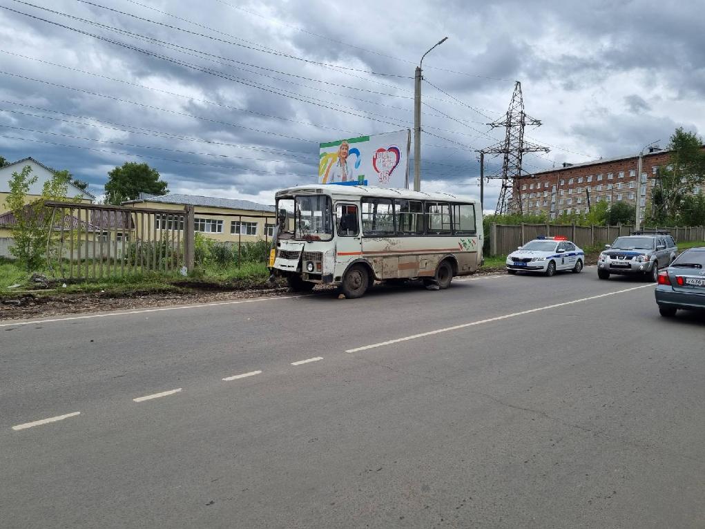 В Тулуне два пассажира пострадали в ДТП из-за отказа тормозов у автобуса