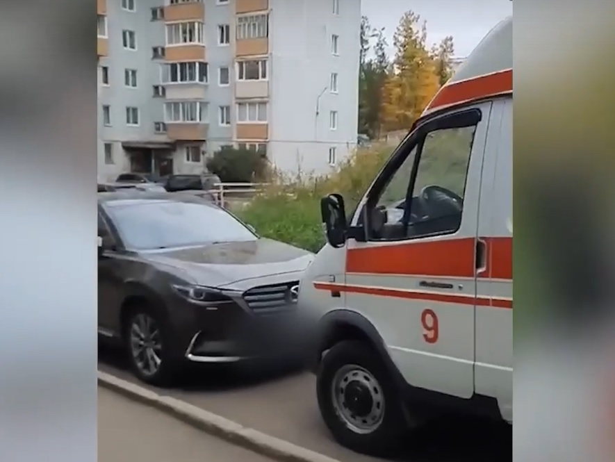 В Усть-Илимске произошел конфликт между водителями мазды и скорой