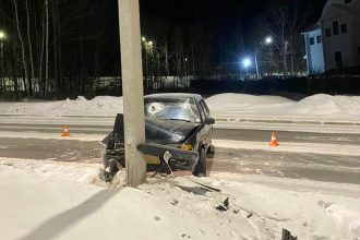 V Ust Ilimske Pyanogo Voditelya Na Lade Ostanovil Stolb