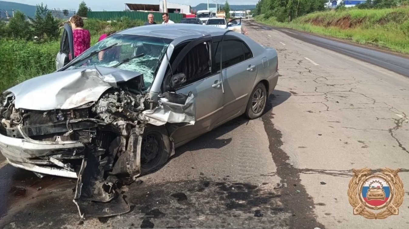 Повреждённый автомобиль после аварии на дороге.