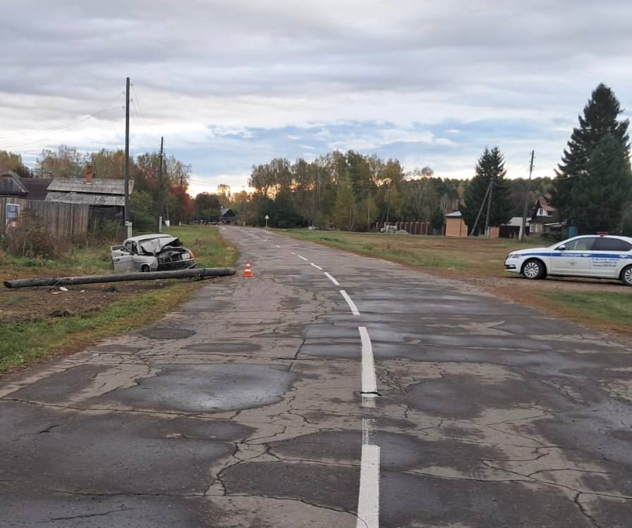Авария на сельской дороге с полицией и машиной.