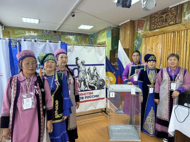 Сотрудники УИК в Осинском районе встречают избирателей в национальных костюмах