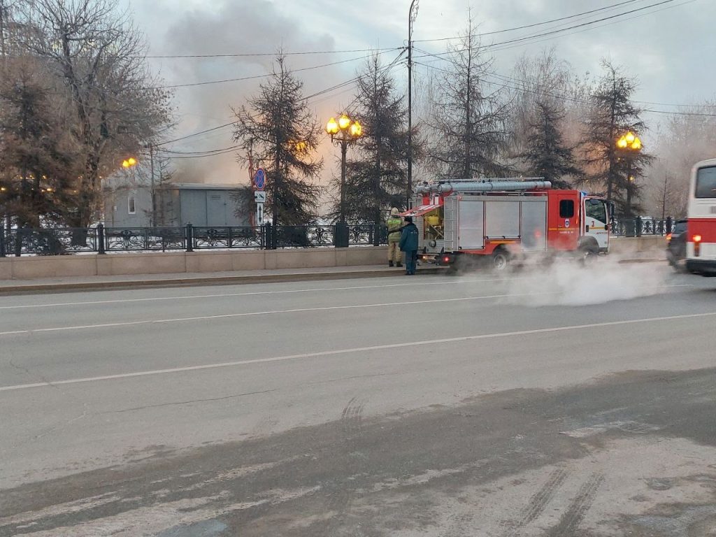 Бытовой вагончик загорелся в сквере Кирова в Иркутске