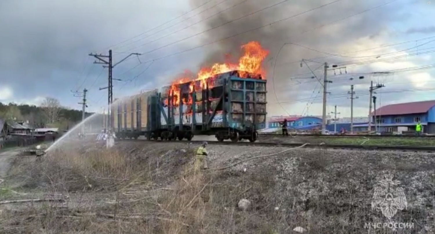 Вагон с лесоматериалом горит на жд станции Кая в Иркутске