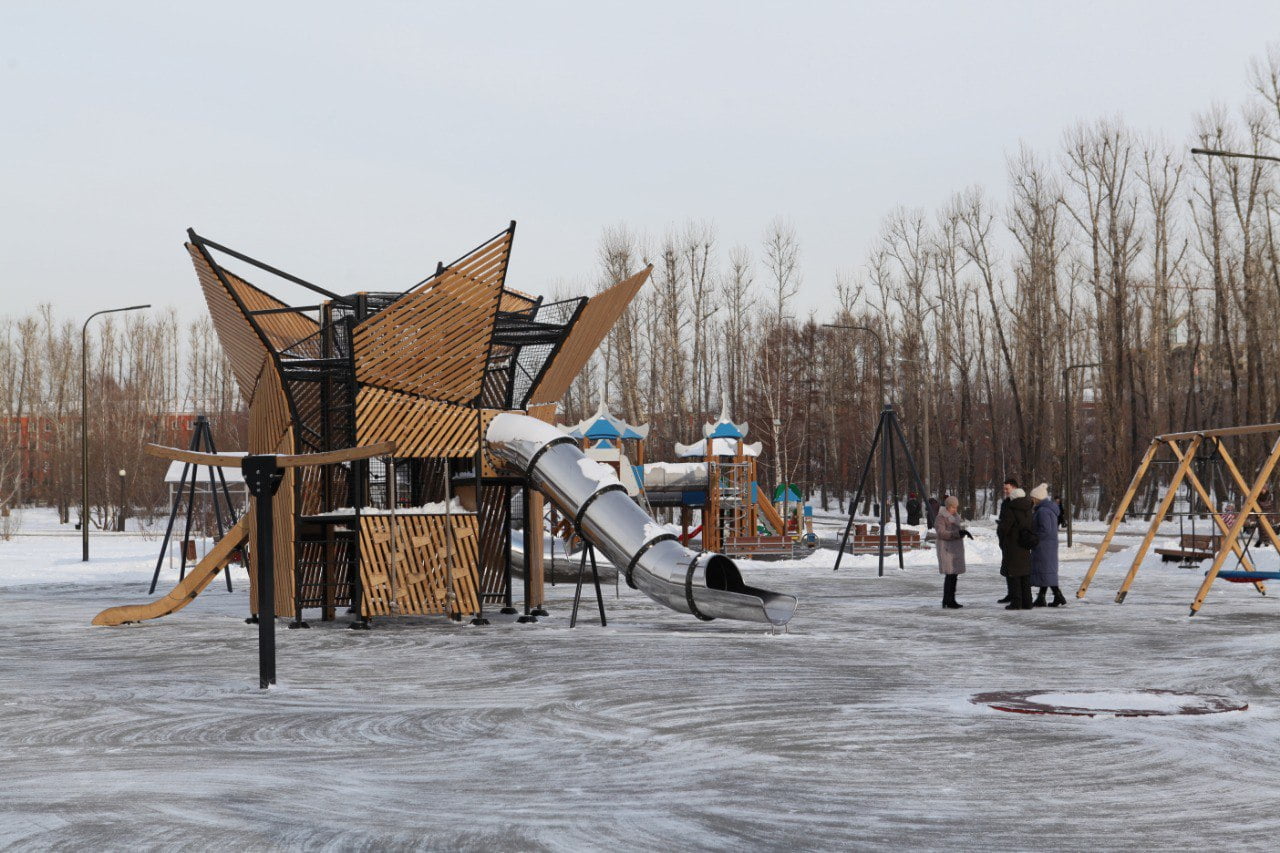 Вандалы испортили игровую площадку в парке Комсомольском в Иркутске