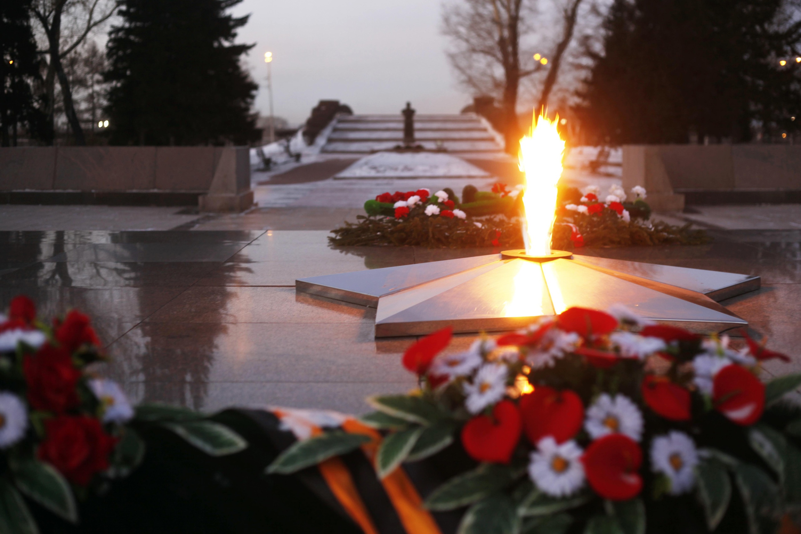 Вандалы разрисовали мемориал "Вечный огонь " в Иркутске