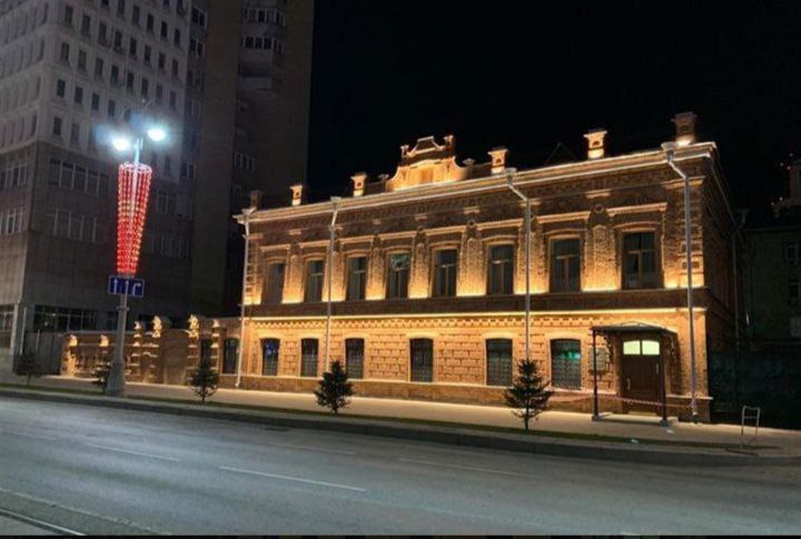 Старинное здание с ночной подсветкой
