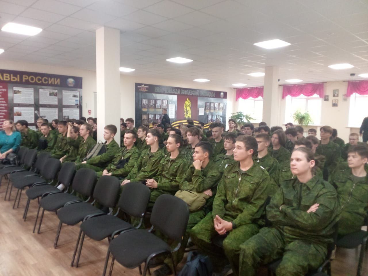 Курсанты в зале на собрании