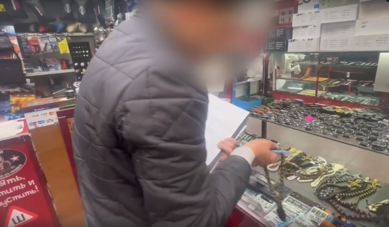 Владельцев двух иркутских магазинов оштрафовали за продажу автомобильных аксессуаров с экстремистской символикой
