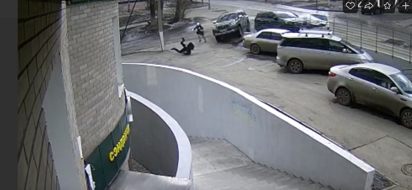 Внедорожник наехал на пешехода в Иркутске после столкновения с "Субару"