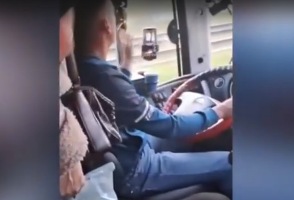 Водитель автобуса Ангарск-Иркутск во время движения смотрел видеоролики в телефоне