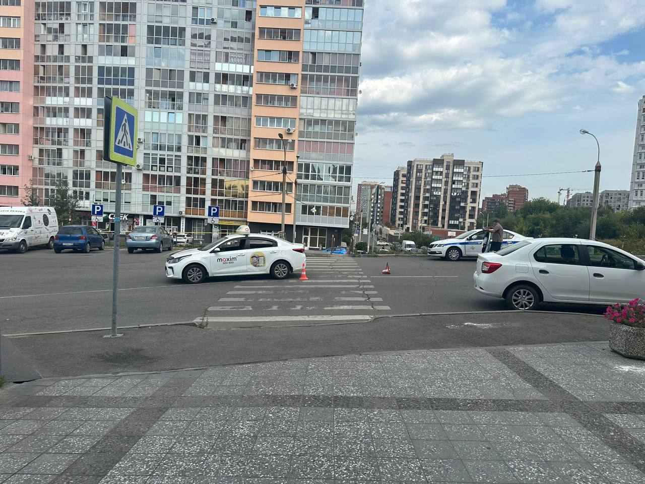 Водитель автомобиля с наклейками такси сбил школьника в Иркутске