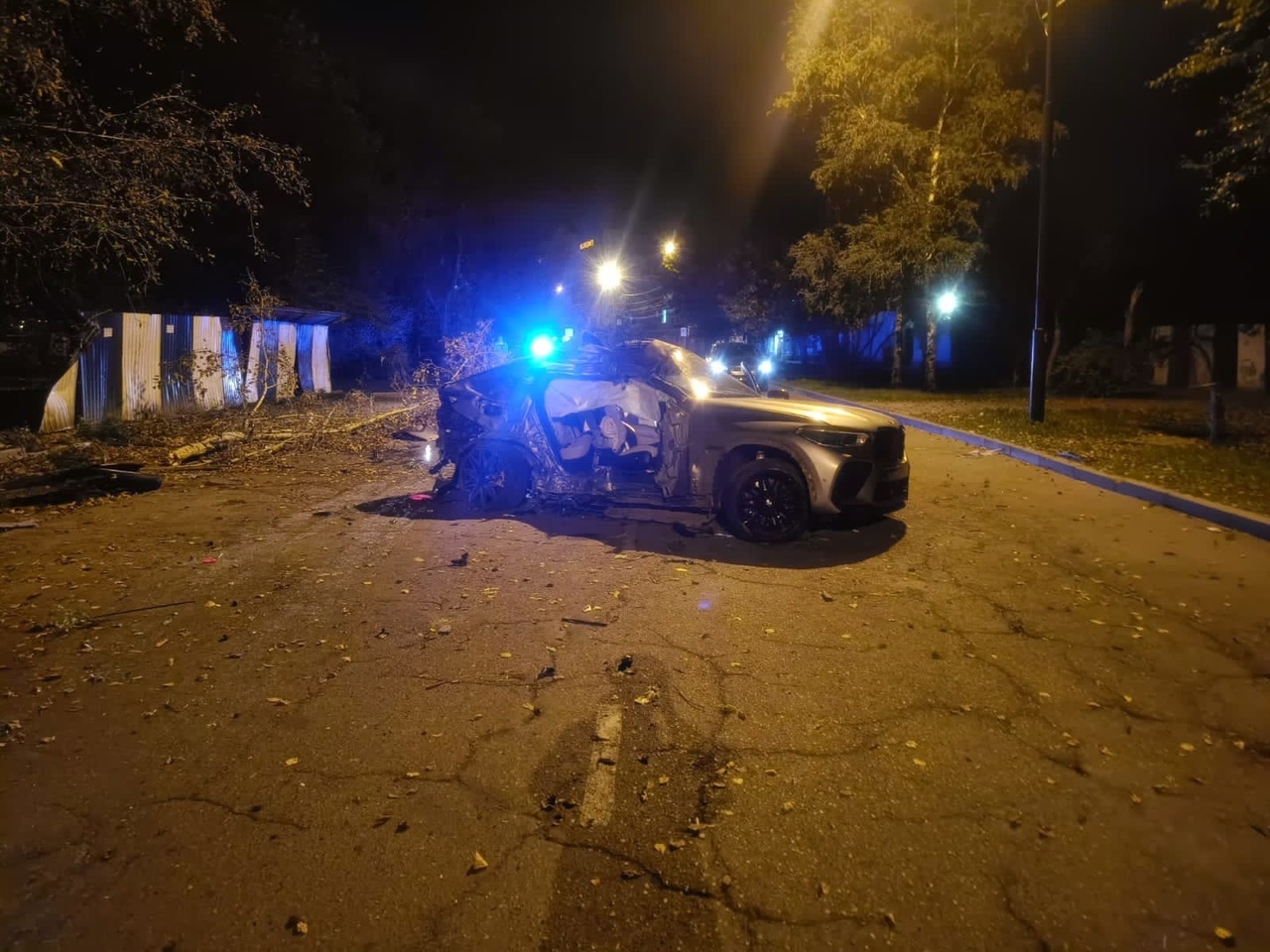 Водитель БМВ врезался в дерево и погиб на бульваре Гагарина в Иркутске