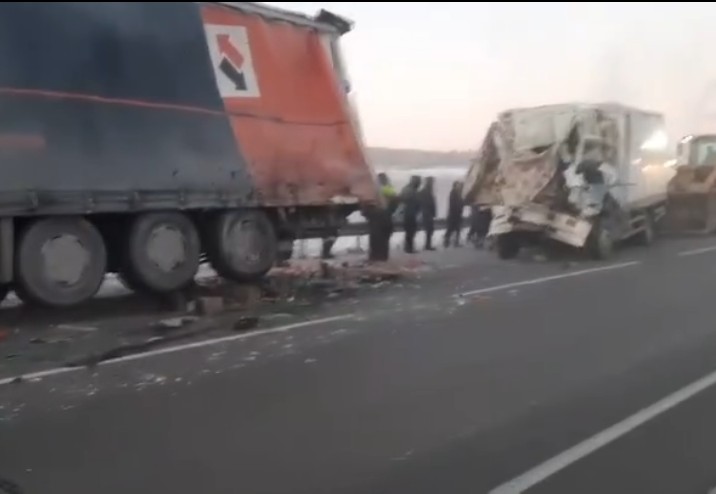 Водитель грузовика погиб при столкновении с большегрузом в Заларинском районе