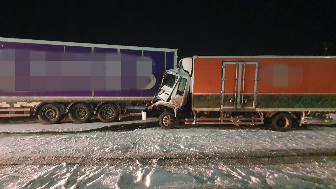 Водитель грузовика погиб при столкновении с тягачом на трассе Р-255 «Сибирь» в Приангарье