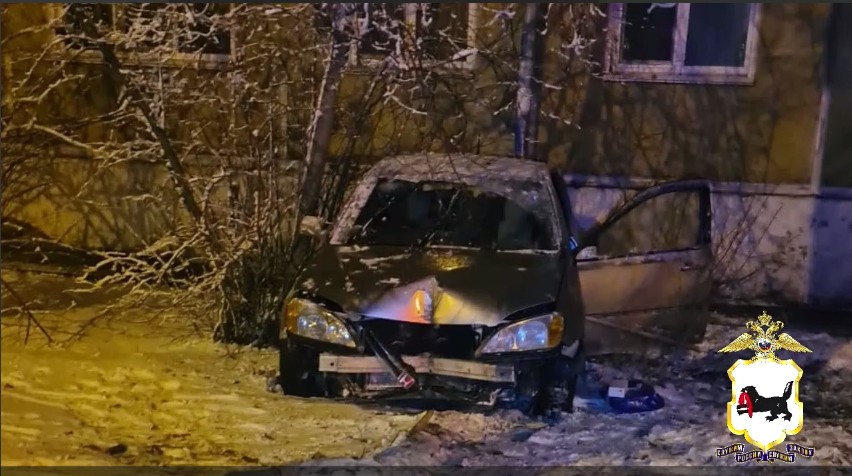 Водитель «Хонда Авансир» уходил от погони и врезался в жилой дом в Ангарске