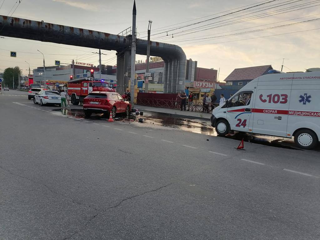 Водитель и пассажир мотоцикла попали в больницу после столкновения с хавалом в Иркутске