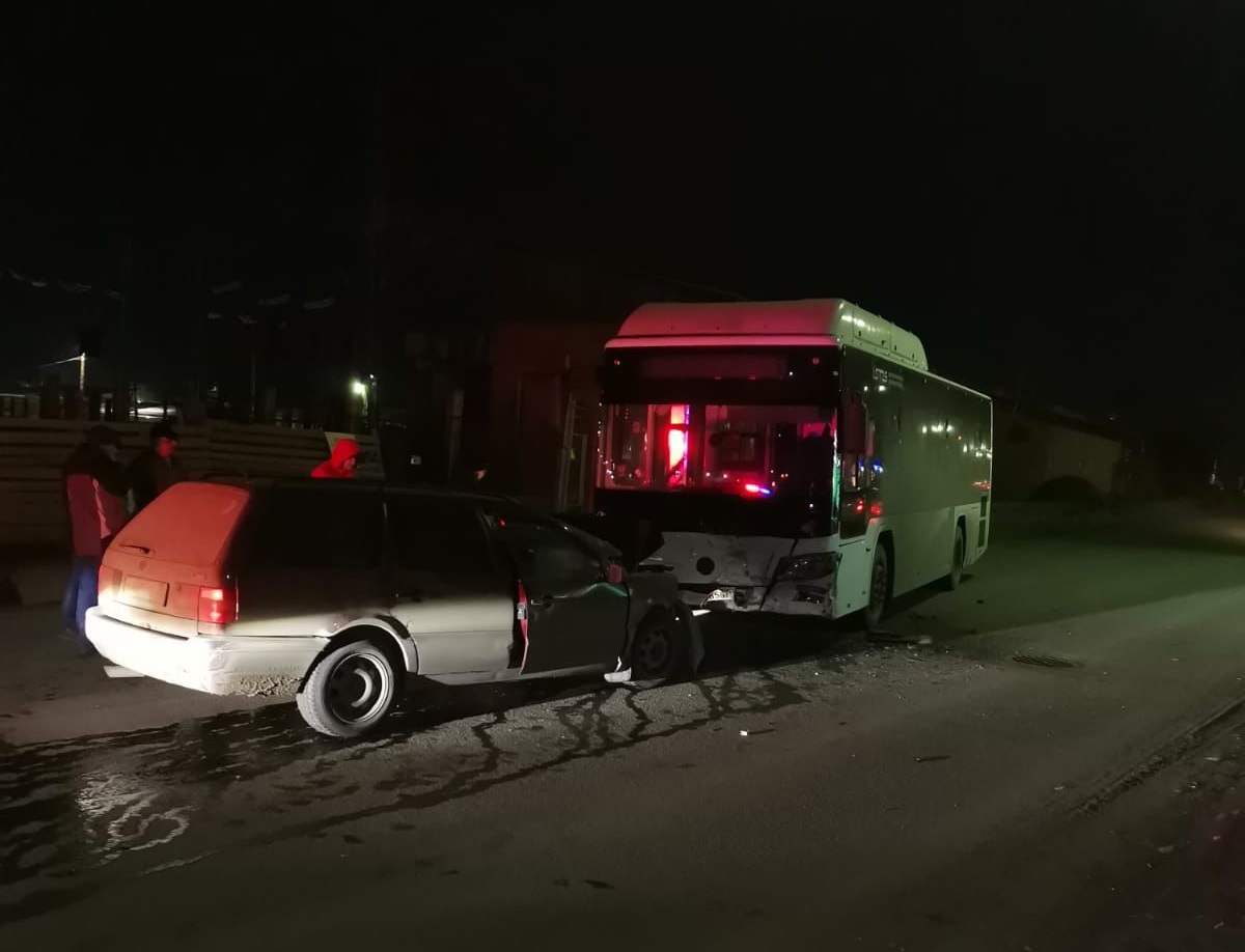 Водитель иномарки пострадал в столкновении с автобусом в Братске