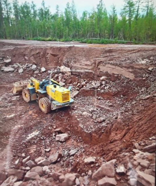 Водитель погрузчика погиб после падения машины в обрыв на карьере в Приангарье