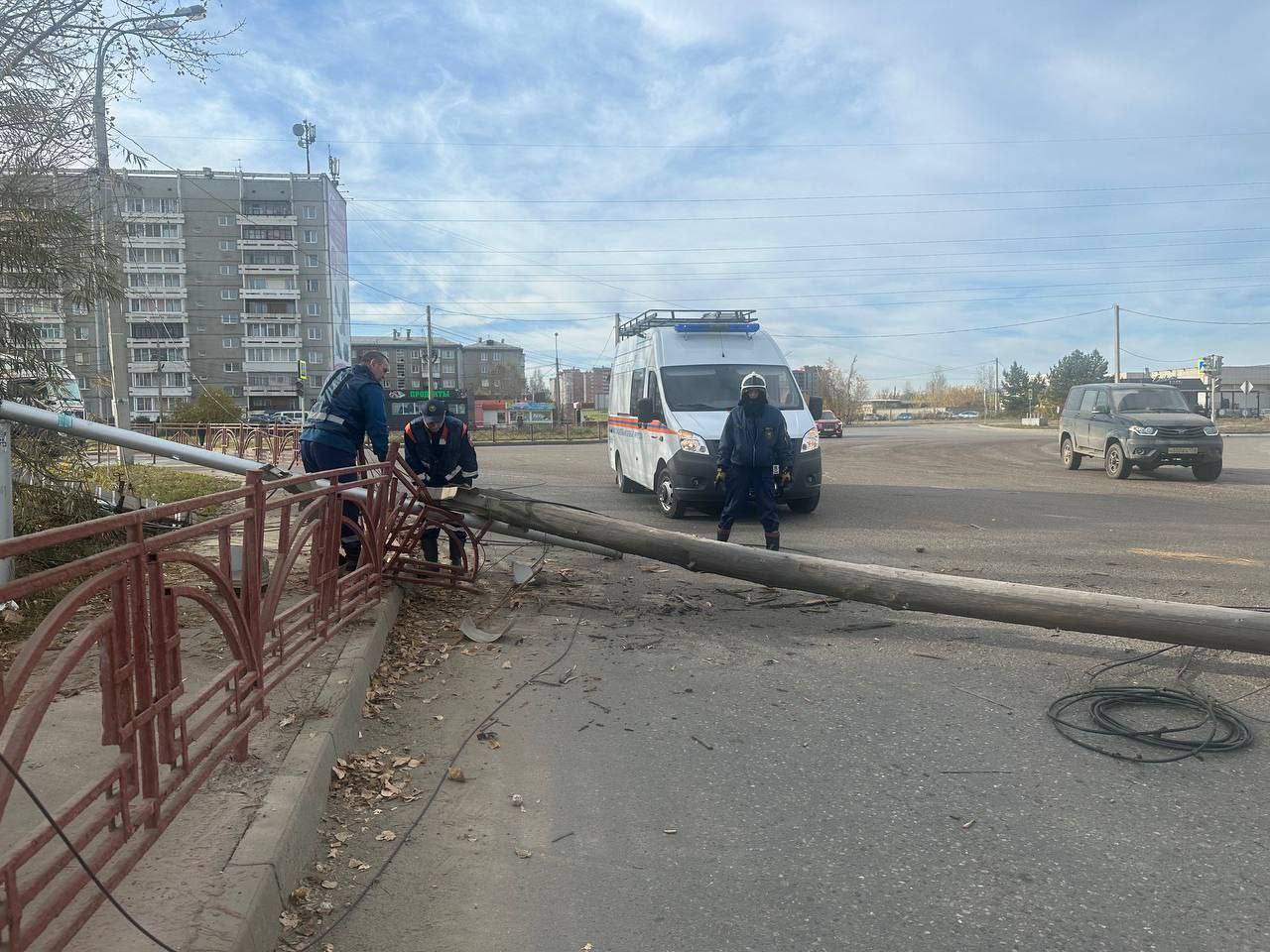 Водитель снес три опоры связи и два светофора в Иркутске. Его призывают объявиться