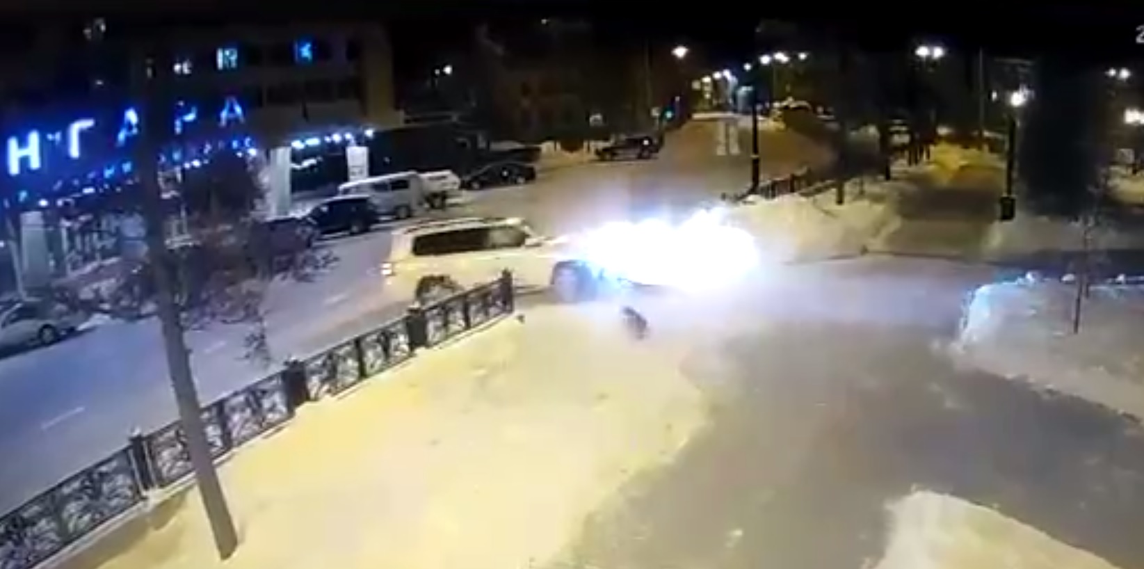 Водитель, снесший ограждение в сквере Кирова в Иркутске, пообещал восстановить его