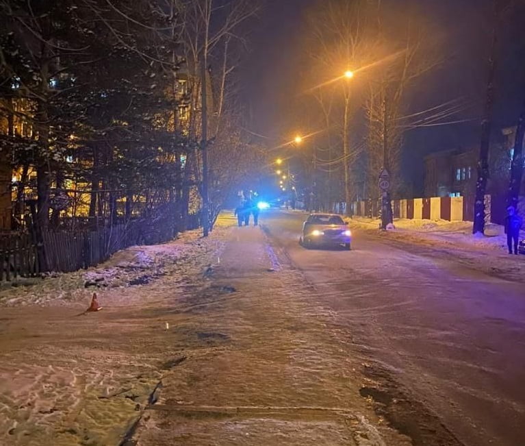 Водитель в Иркутске сбил девушку на тротуаре и скрылся