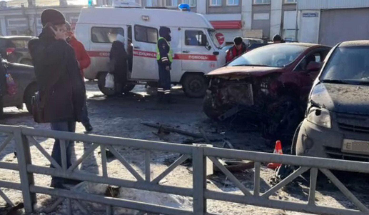 Водитель въехал в парковку в Иркутске, один человек пострадал