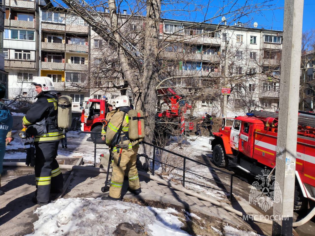 Восемь человек спасли на пожаре на улице Маршала Конева в Иркутске 3 апреля