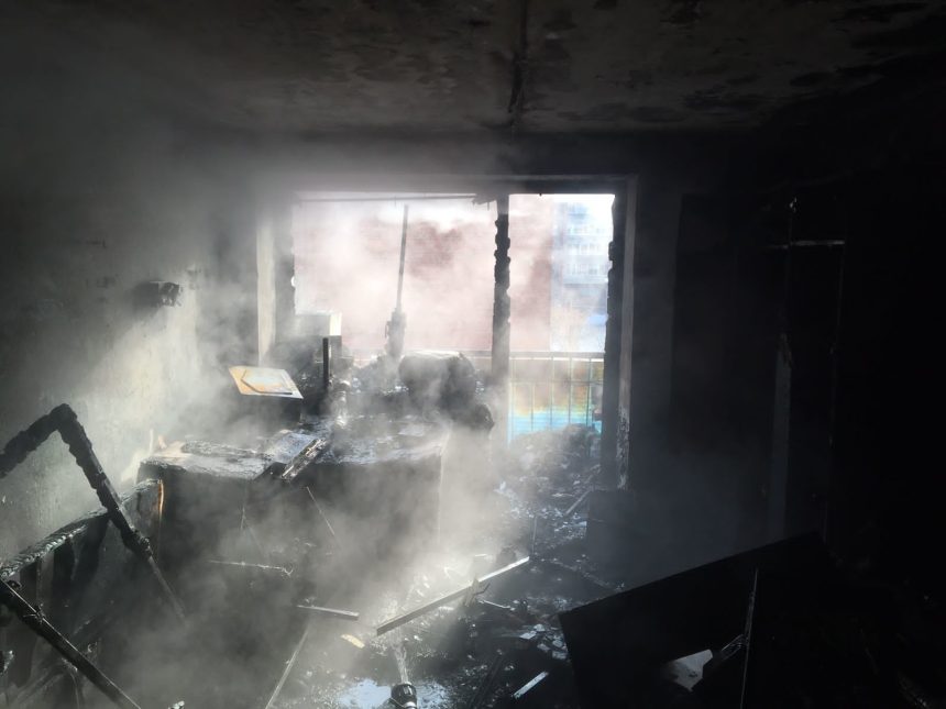 Восемь человек спасли на пожаре в пятиэтажке на улице Лопатина в Иркутске