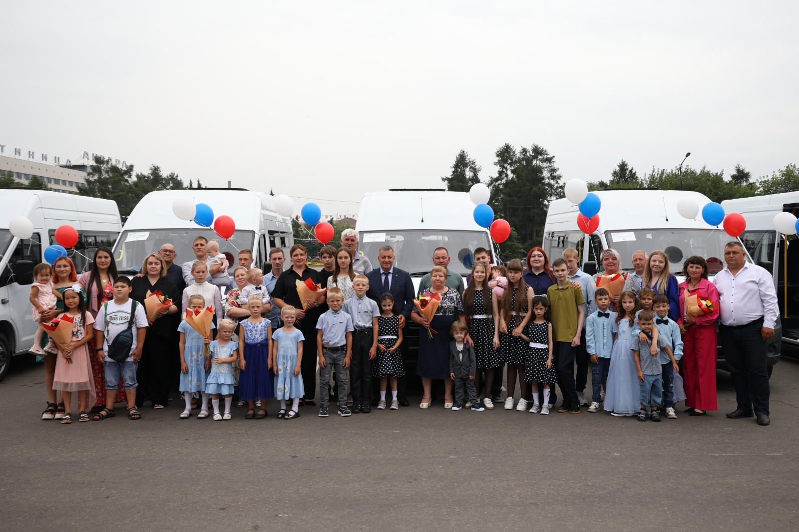 Восемь многодетных семей Приангарья получили микроавтобусы за победу в областном конкурсе