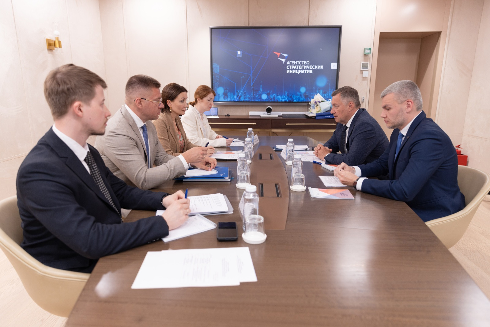 Деловая встреча за столом в офисе.