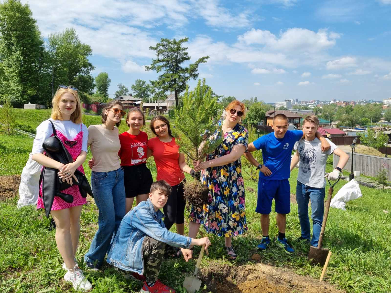 Выпускники иркутского лицея высадили деревья на территории Иерусалимской горы