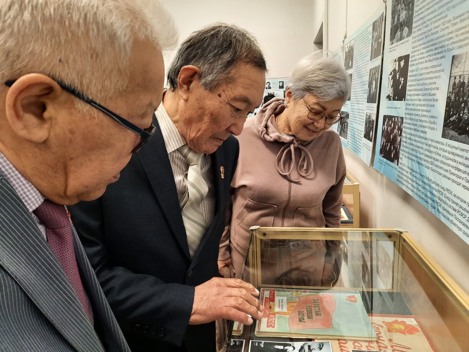Выставка в честь 105-летия комсомола открылась в музее Усть-Ордынского Бурятского округа