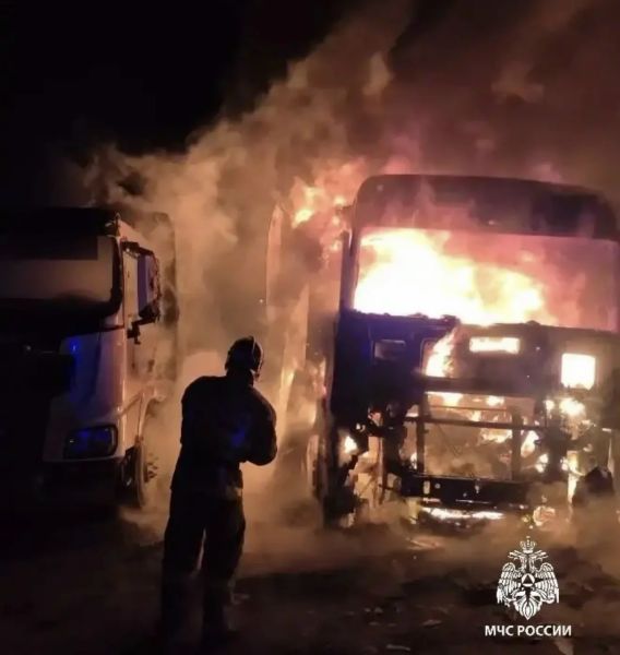 В Ангарске дальнобойщик погиб во время сна в кабине горящей фуры