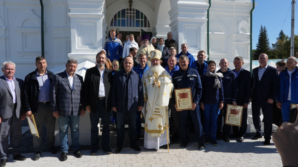 Группа людей перед церковью