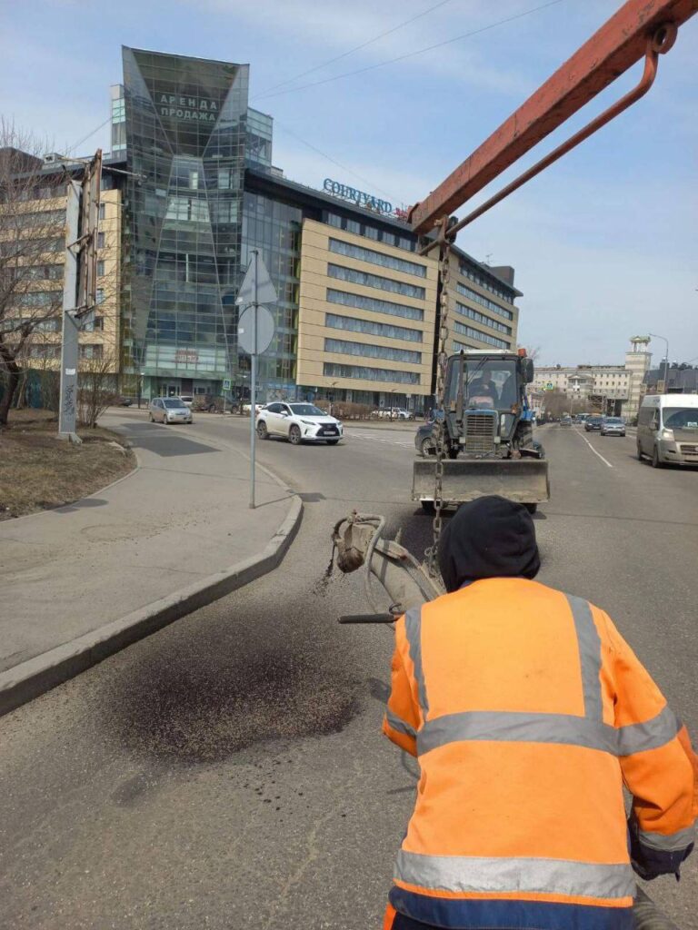 Ямочный ремонт дорог продолжается в Иркутске