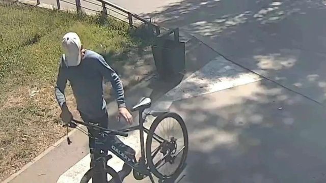 Перерезал трос и уехал: в Иркутске ищут велоугонщика