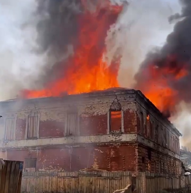Заброшенная школа горит на улице Каштаковской в Иркутске