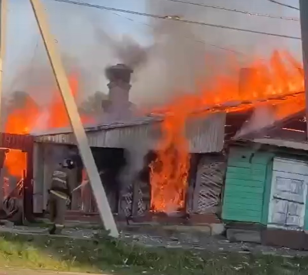 Заброшенное здание горит на пересечении Байкальской и Трилиссера в Иркутске