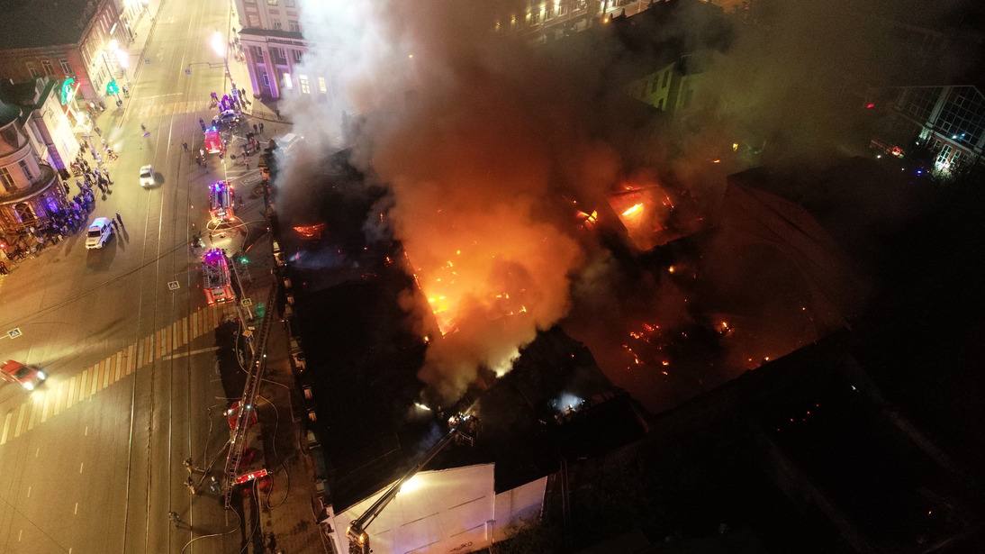 Здание горит в центре Иркутска