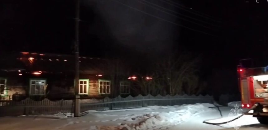Здание начальной школы и детского сада горело в селе Каменка в Иркутской области
