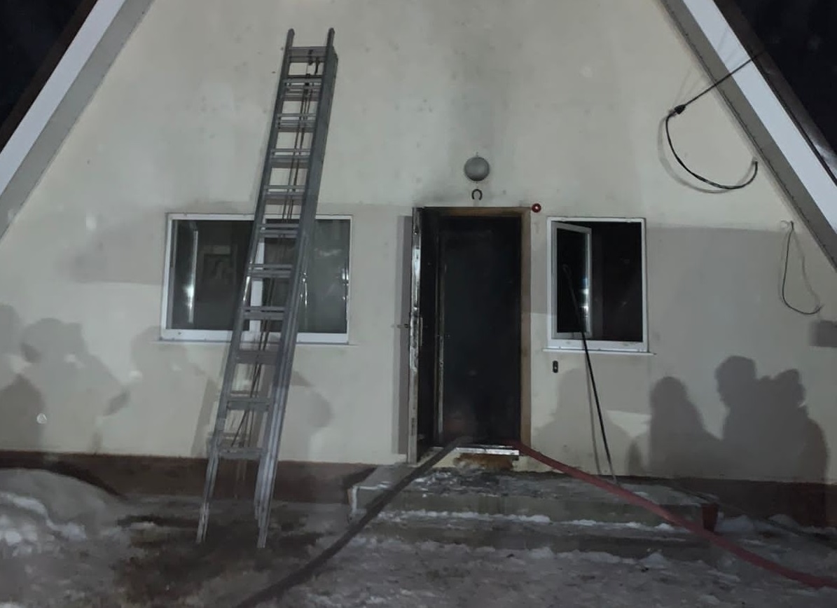 Женщину спасли на пожаре в частном доме в поселке Первомайский Иркутского района