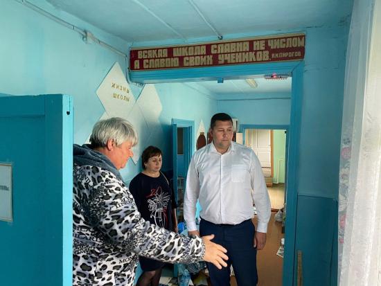 Жители обратились в ЗС с просьбой ускорить ремонт аварийной школы в деревне Быстрая Иркутской области