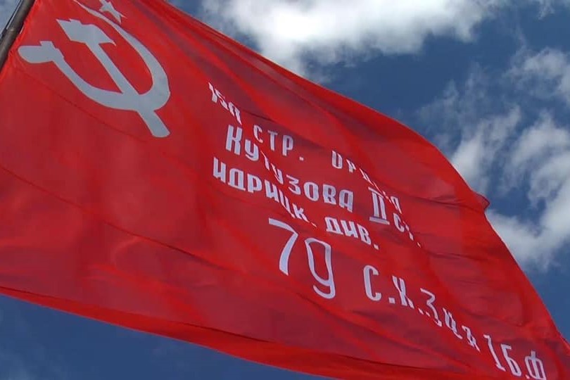 Иркутяне доставили в подшефный город Кировск в ЛНР копию Знамени Победы